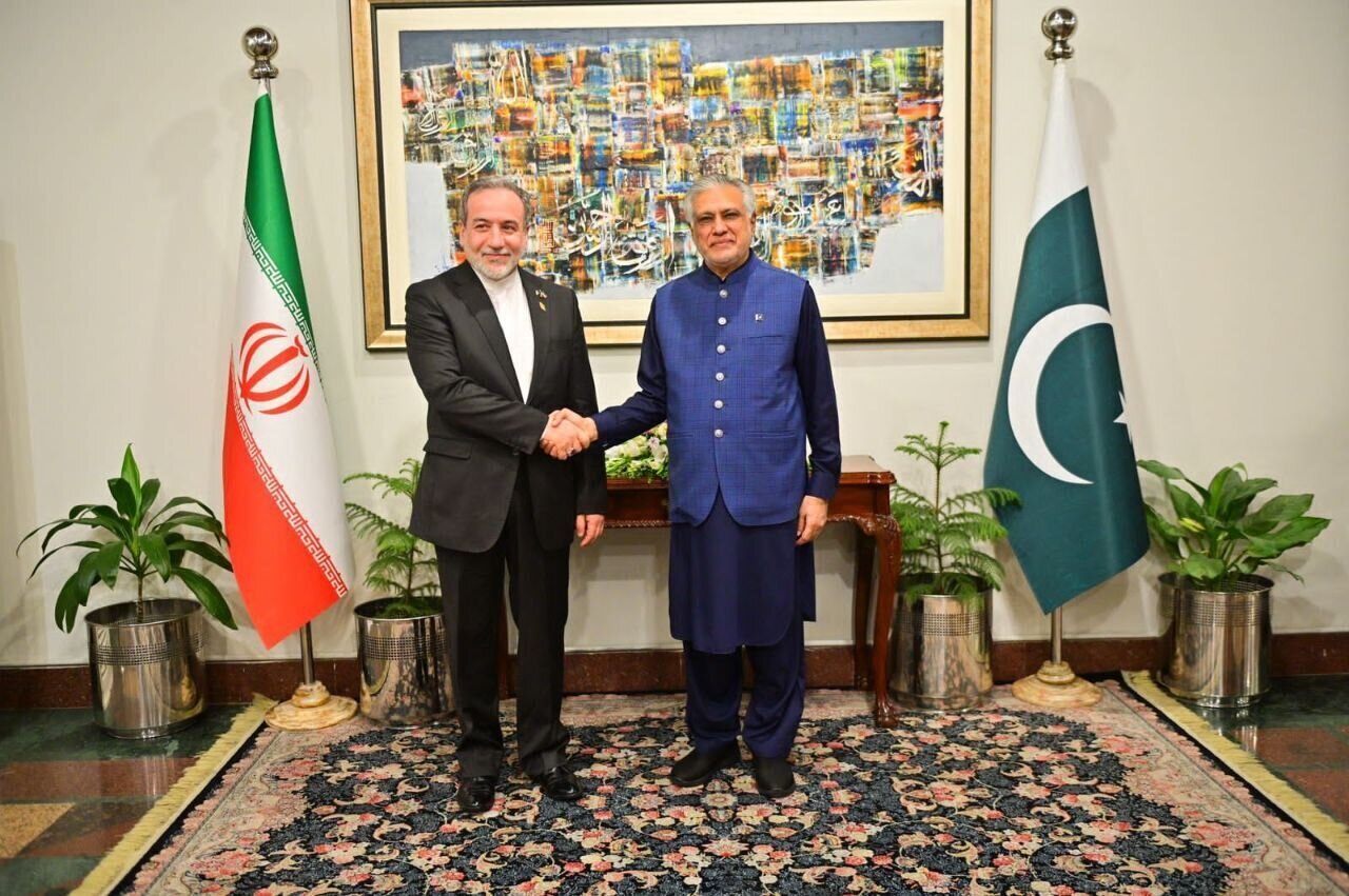 Iranian, Pakistani Foreign Ministers meet to strengthen bilateral ties