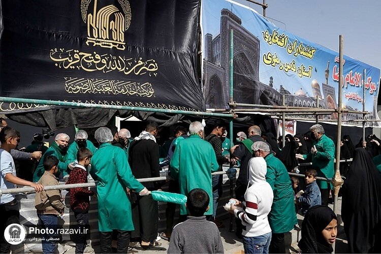 1,000 volunteers from Imam Reza Shrine provide services to Arbaeen pilgrims in Iraq
