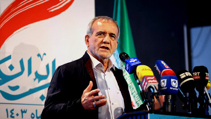 پزشکیان: دفاع از ایران فقط در میدان جنگ نیست، گاهی در یک تیتر درست و یک گزارش دقیق است