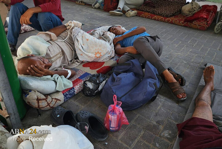 خدمت‌رسانی به مجروحان خان یونس در محوطه بیمارستان ناصر