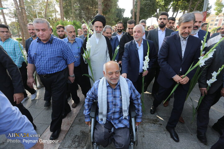 تجدید میثاق با شهدا به مناسبت آغاز هفته دولت در اصفهان