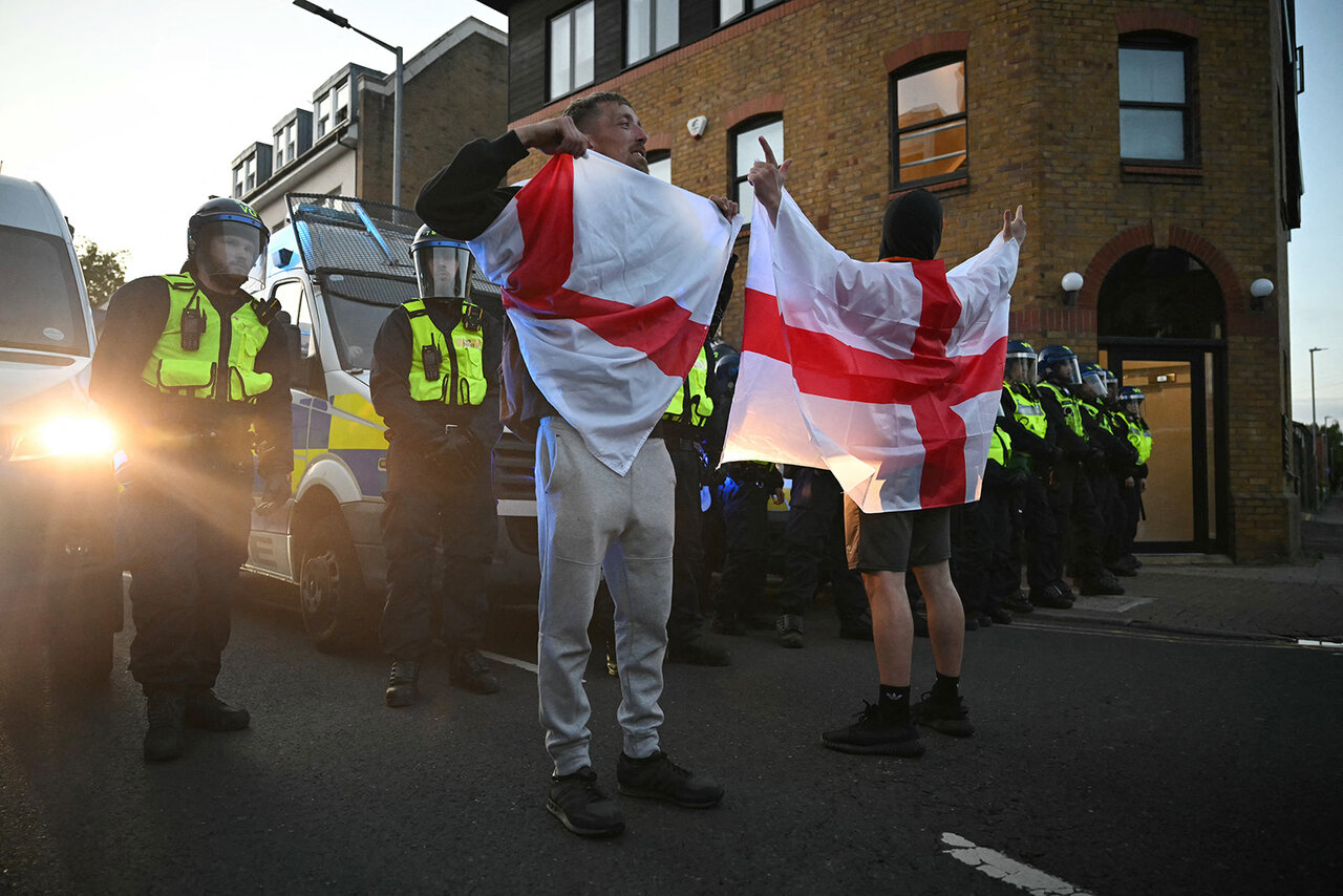 UK Mosques Tighten Security Amid Anti-Refugee Protests
