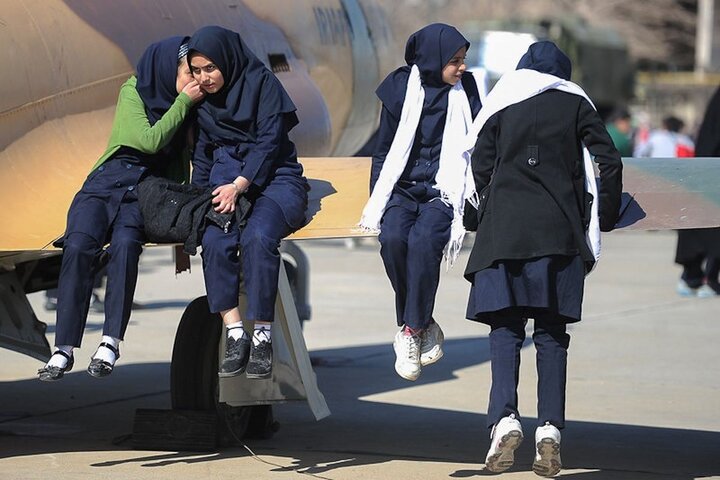 کمک به نوجوانان دختر برای عبور از بحران هویتی