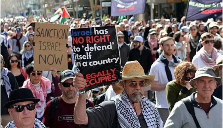 Sanaa condemns Israeli aggression on two newspapers, mourns 26 media professionals