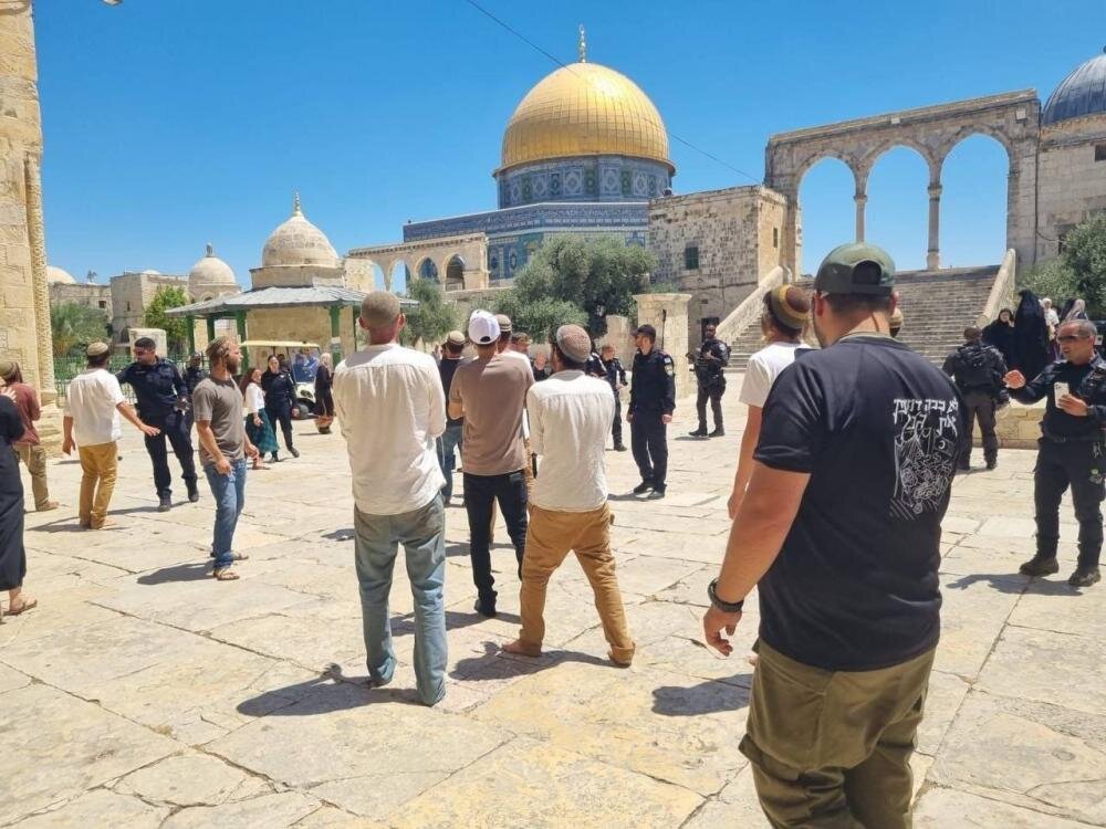 Extremist Jewish settlers storm al-Aqsa amid restrictions on Muslim worshipers