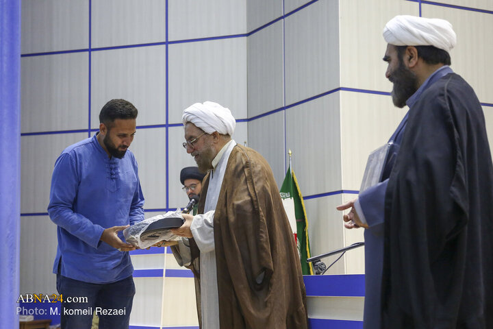 مراسم بزرگداشت شهدای مقاومت از سوی طلاب و دانشجویان انگلیسی‌زبان در قم