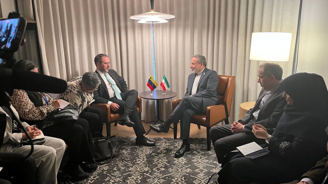 Iranian FM expresses solidarity with Venezuela against US threat