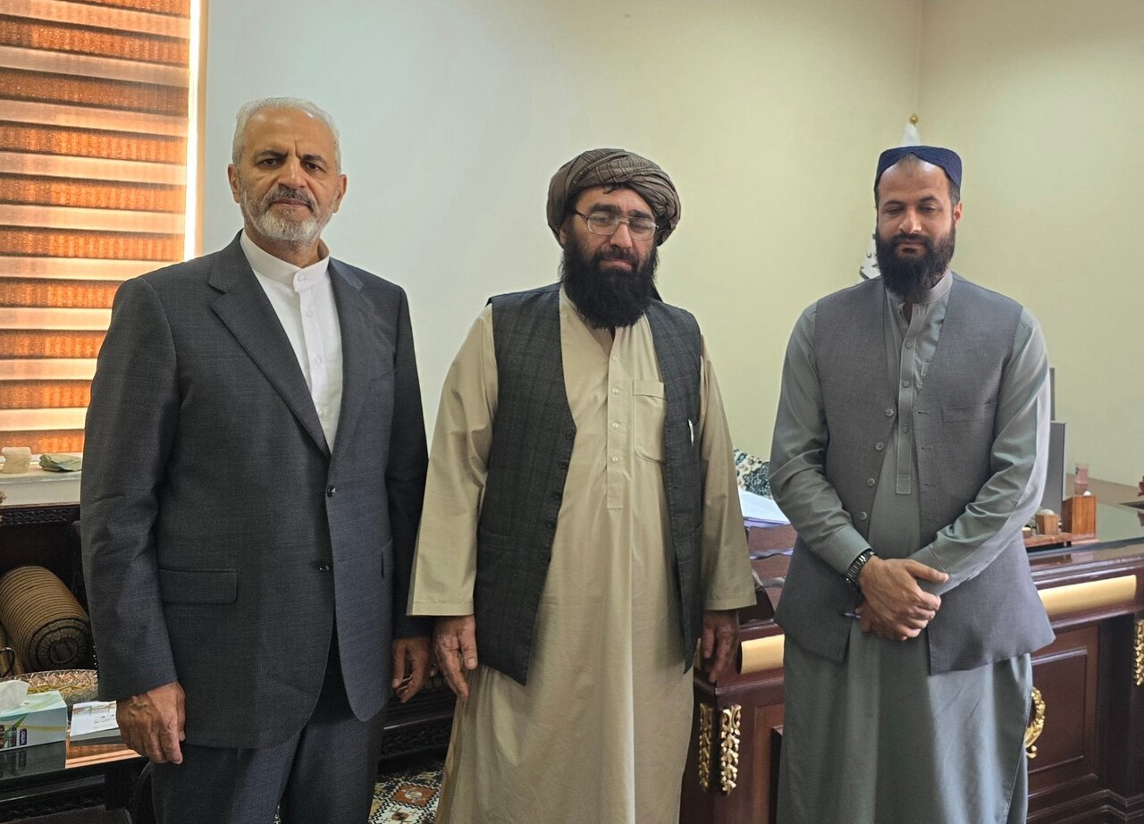 دیدار سرپرست سفارت ایران در کابل با مسئولان اقتصادی افغان؛ تأکید بر حقابه و معضل قاچاق