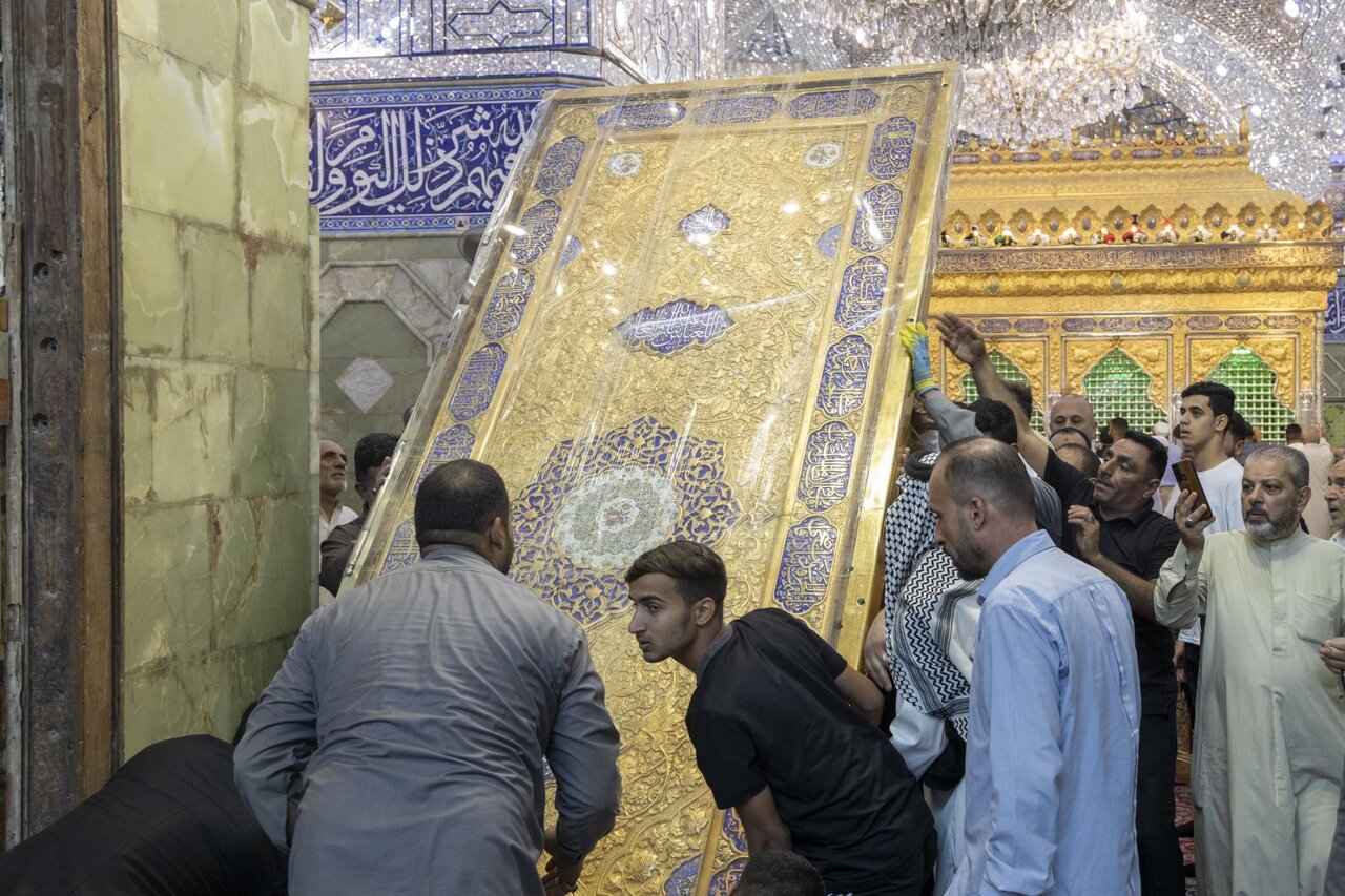 Qibla Door of Al-Abbas Shrine Reinstalled After Restoration and Gilding (+Photos)