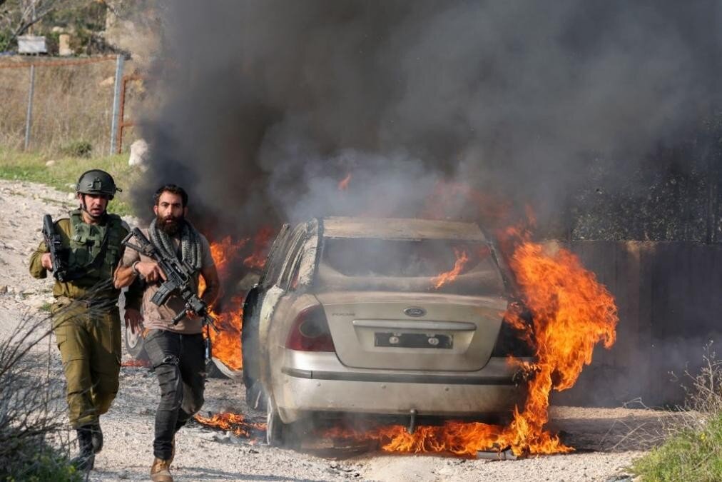 Extremist Jewish settlers torch Palestinian car, storm areas in West Bank