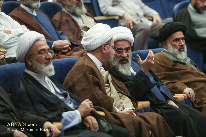 آیت الله محمدجواد فاضل لنکرانی، رئیس مجتمع آموزشی پژوهشی ائمه اطهار (ع) در حاشیه همایش ملی عالم ربانی، سالک توحیدی علامه حسن‌زاده آملی با حجت‌الاسلام مرتضی جوادی آملی رئیس بنیاد بین‌المللی علوم وحیانی اسراء گفتگو می‌کند. 
