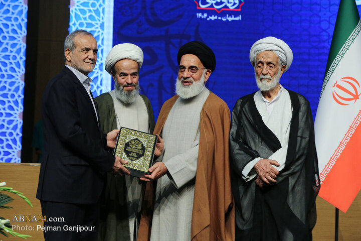 از آثار «نهج‌البلاغه و حکمرانی علوی» عصر پنجشنبه ۲۴ مهر در چهارمین کنگره بین‌المللی راه نجات توسط مسعود پزشکیان، رئیس جمهور در سالن همایش های بین المللی اصفهان رونمایی شد.