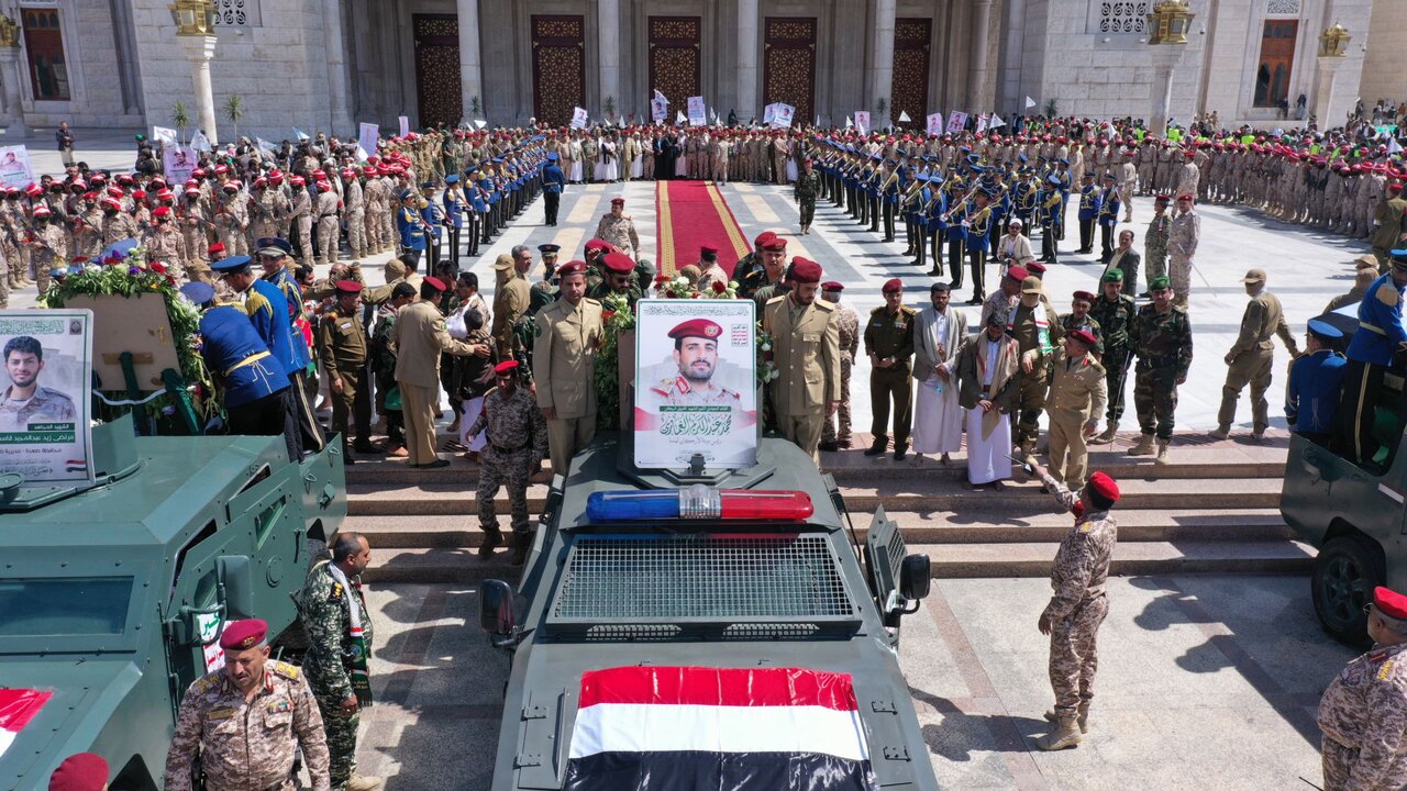 Video: Huge funeral ceremony of brave Yemeni commander martyr Al-Ghamari in capital Sana'a