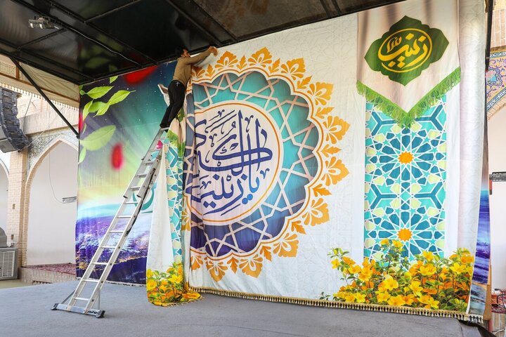 صحن حرم عسکریین (ع) در آستانه سالروز ولادت حضرت زینب (س) آذین‌بندی شد