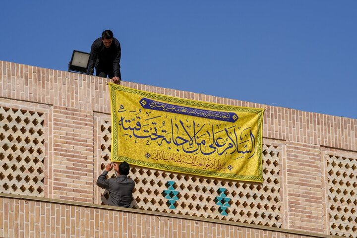 صحن حرم عسکریین (ع) در آستانه سالروز ولادت حضرت زینب (س) آذین‌بندی شد