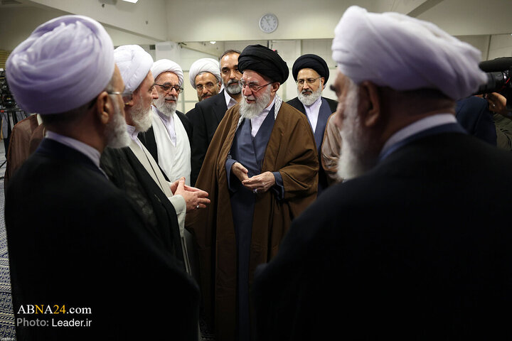 گزارش تصویری | دیدار دست‌اندرکاران کنگره بین‌المللی میرزای نائینی با رهبر انقلاب