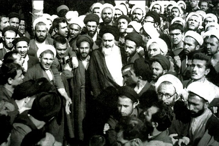 ۴ آبان، سالروز نطق تاریخی امام خمینی (ره) علیه کاپیتولاسیون؛ آغازگر موج بیداری