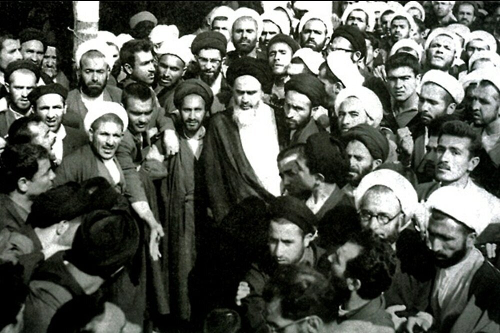 ۴ آبان، سالروز نطق تاریخی امام خمینی (ره) علیه کاپیتولاسیون؛ آغازگر موج بیداری