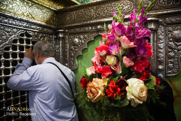 گل‌آرایی ضریح مطهر بانوی کرامت در روز میلاد حضرت زینب (س)