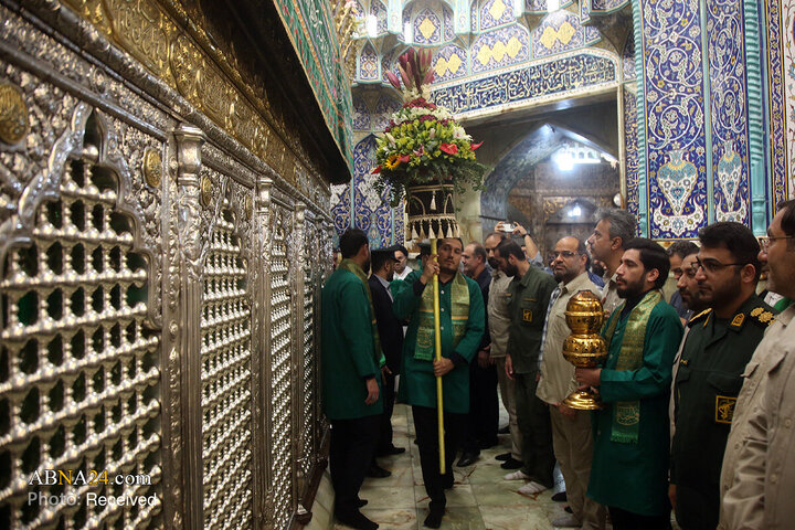 گل‌آرایی ضریح مطهر بانوی کرامت در روز میلاد حضرت زینب (س)
