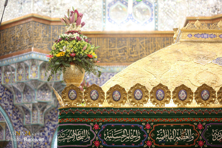 گل‌آرایی ضریح مطهر بانوی کرامت در روز میلاد حضرت زینب (س)