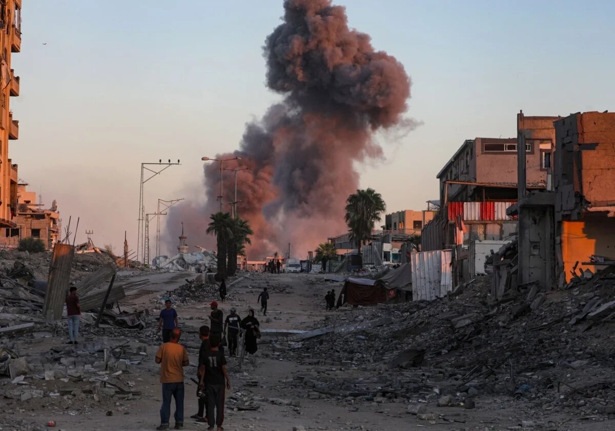 Israeli army continues to carry out strikes, detonate homes in Gaza