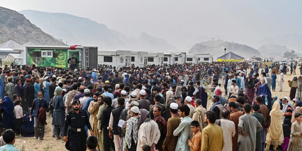 Pakistan Deports Over 15,000 Afghan Refugees