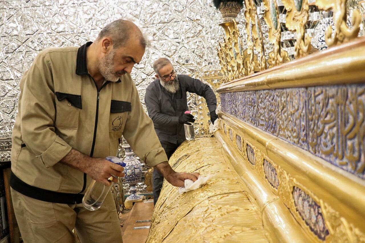 پایان عملیات نگهداری ضریح امامین کاظمین(ع) توسط حرم حضرت عباس(ع) + تصاویر
