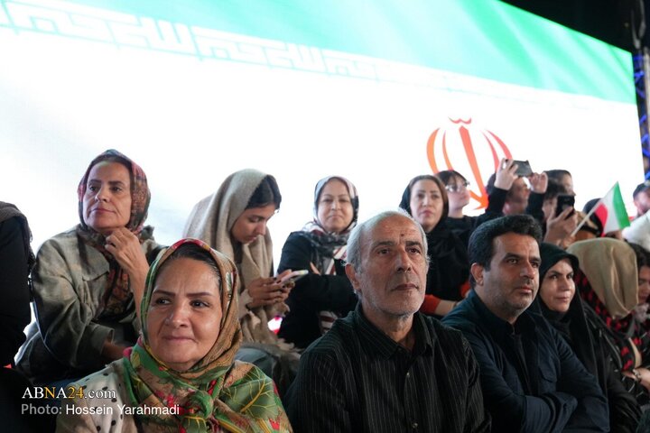 رونمایی از مجسمه «زانو زنندگان برابر ایران»