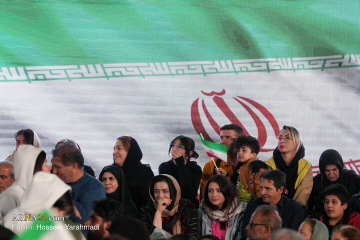 رونمایی از مجسمه «زانو زنندگان برابر ایران»