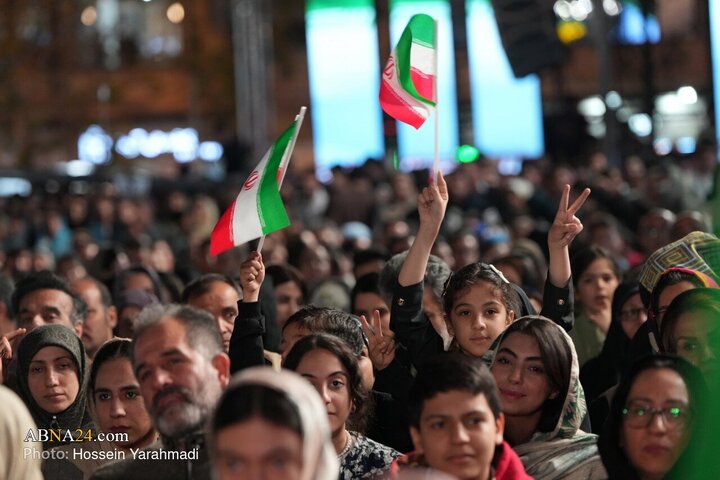 رونمایی از مجسمه «زانو زنندگان برابر ایران»