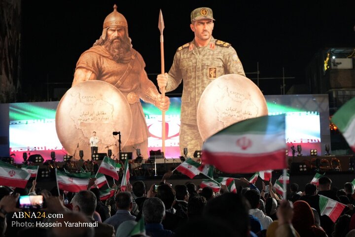 پویش فرهنگی «مقابل ایران دوباره زانو می‌زنید»، شامگاه جمعه ۱۶ آبان ۱۴۰۴ با حضور اقشار مختلف مردم در میدان انقلاب برگزار شد. در این مراسم از مجسمه «زانو زنندگان برابر ایران» رونمایی شد.