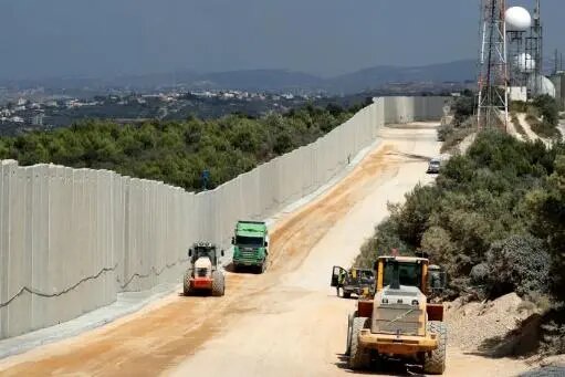 دولة الاحتلال الصهيونية تنتهك أراضي لبنان ببناء جدار يتخطى الحدود