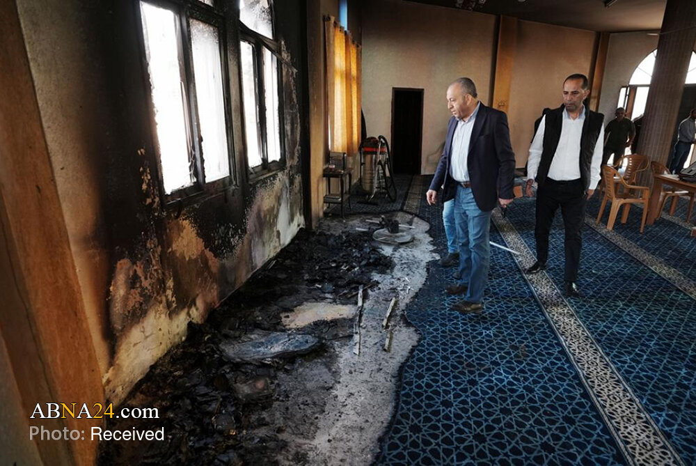 Photos: Zionist settlers set fire to mosque in West Bank