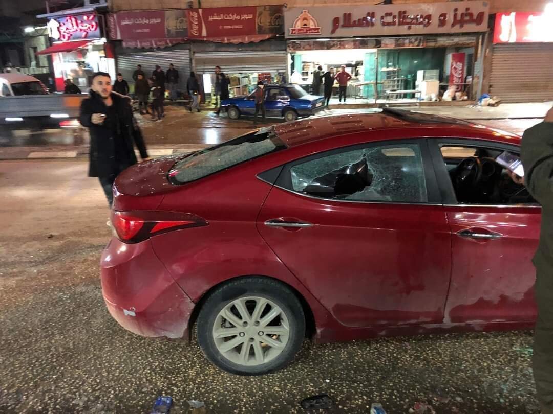 Settlers attack Palestinian cars near Za’atara checkpoint south of Nablus
