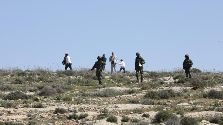 حمله شهرک‌نشینان صهیونیست به یک خانواده فلسطینی در شمال شرق الخلیل