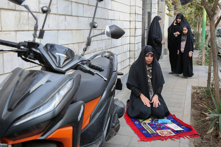 Imam Khamenei attends first night of mourning ceremony for Hazrat Zahra