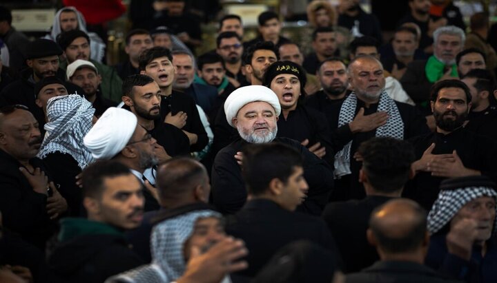 Informe fotográfico |  Millones de iraquíes marchan hacia el Santuario del Imam Husein (P) en memoria del martirio de Fátima az-Zahra (P)
