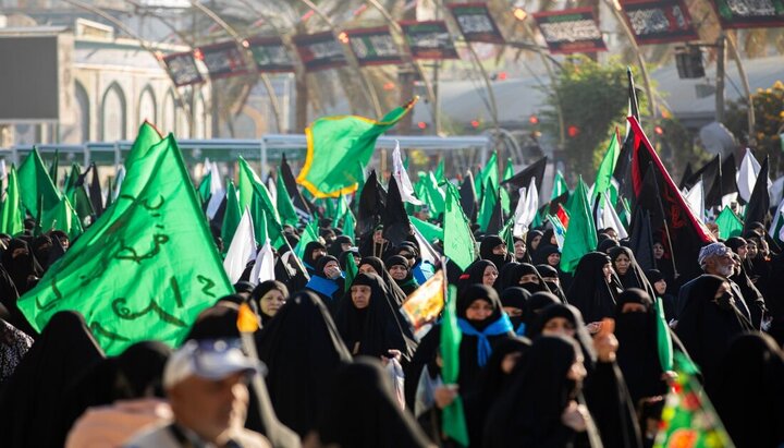Informe fotográfico |  Millones de iraquíes marchan hacia el Santuario del Imam Husein (P) en memoria del martirio de Fátima az-Zahra (P)