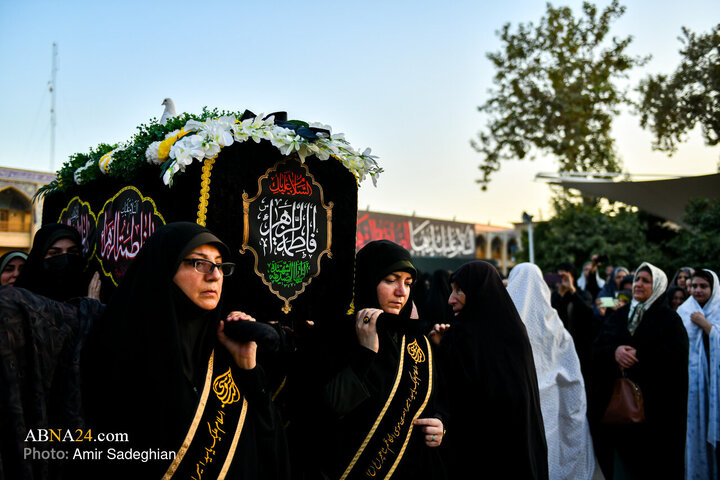 آیین لاله‌گردانی شام شهادت حضرت زهرا(س) در حرم شاهچراغ(ع)