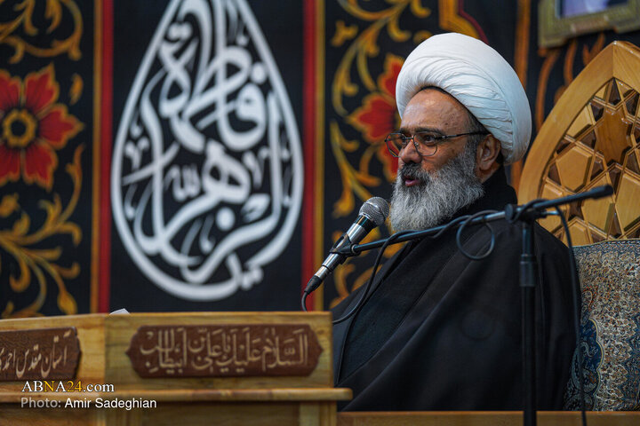 آیین لاله‌گردانی شام شهادت حضرت زهرا(س) در حرم شاهچراغ(ع)