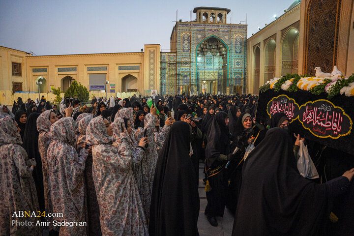 آیین لاله‌گردانی شام شهادت حضرت زهرا(س) در حرم شاهچراغ(ع)