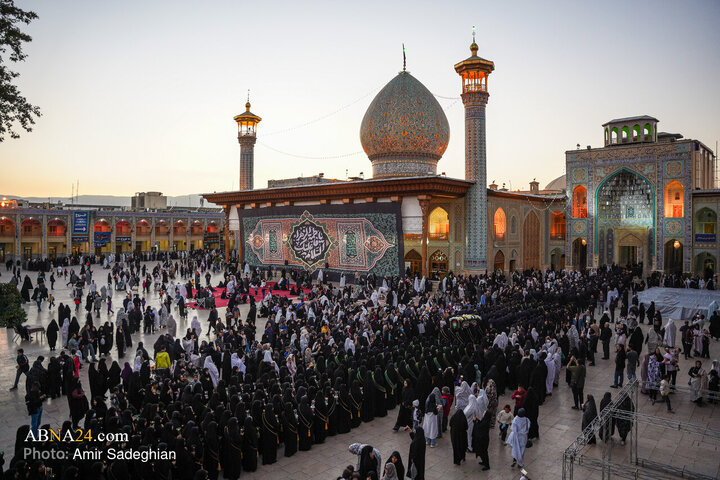 آیین لاله‌گردانی شام شهادت حضرت زهرا(س) در حرم شاهچراغ(ع)