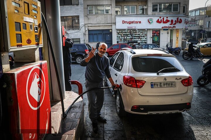 آغاز اجرای نرخ سوم بنزین از پانزدهم آذر/ قیمت سوخت با کارت جایگاه ۵۰۰۰ تومان شد/ حذف سهمیه خودروهای صفر داخلی