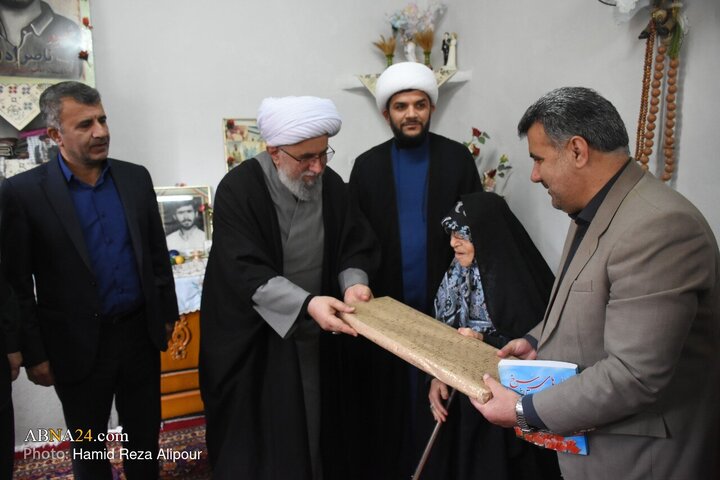 حضور آیت‌الله رمضانی در منزل مادر شهید ناصر ادریسی در شهرستان تالش