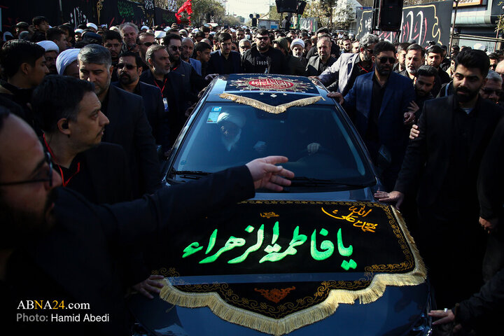 همزمان با سالروز شهادت حضرت فاطمه زهرا(س)، دسته عزاداری به رسم هر سال  (۳ آذر ۱۴۰۴) با حضور آیت‌الله العظمی حسین وحید خراسانی از مراجع تقلید جهان تشیع از بیت این مرجع تقلید تا حرم مطهر حضرت معصومه سلام الله علیها برگزار شد.