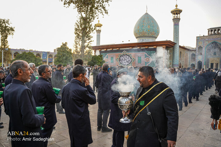 مراسم لاله‌گردانی خادمان حرم مطهر حضرت شاهچراغ(ع) عصر دوشنبه (۳ آذر ۱۴۰۴) همزمان با شام شهادت حضرت زهرا(س)، با حضور زائران و مجاوران برگزار شد.