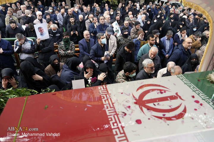 مراسم تشییع پیکرهای مطهر ۱۰۰ شهید گمنام دفاع مقدس، همزمان با سالروز شهادت حضرت فاطمه زهرا سلام‌الله علیها  (۳ آذر ماه ۱۴۰۴) "روز ملی گرامیداشت شهدای گمنام" از دانشگاه تهران به سمت ستاد معراج شهدای تهران برگزار شد.