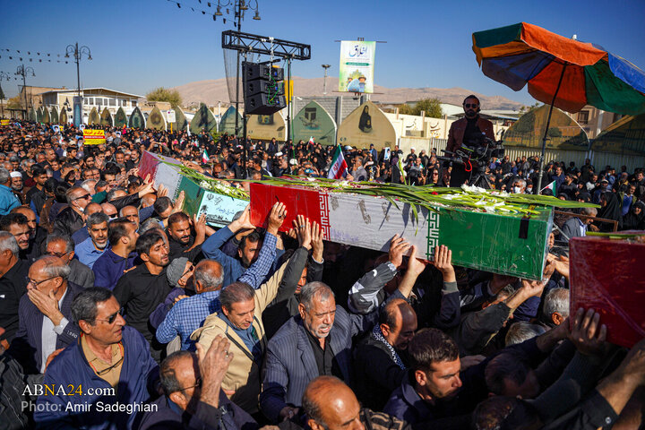 آئین تشییع پیکرهای مطهر دوازده شهید گمنام دوران دفاع مقدس همزمان با سالروز شهادت حضرت فاطمه زهرا سلام‌الله‌علیها  (۳ آذر ۱۴۰۴) با حضور قشرهای مختلف مردم، مسئولان و خانواده‌های معظم شهدا در شیراز برگزار شد.