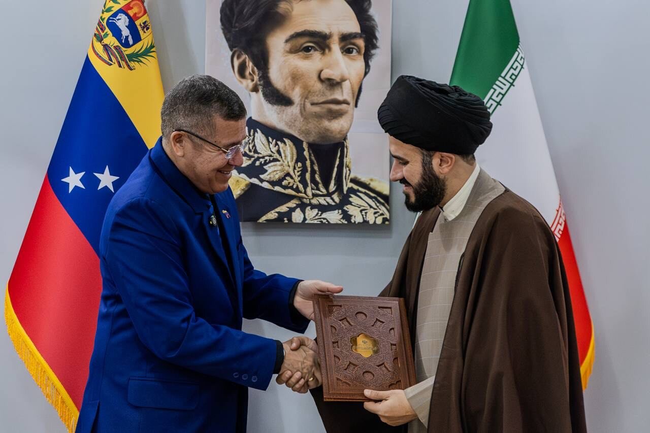 دیدار مدیران حوزه‌های علمیه تهران با سفیر ونزوئلا/ از محکومیت اقدامات آمریکا تا اعلام آمادگی برای همکاری‌های معنوی